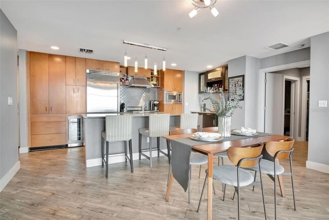 Building Photo - 1120 E Kennedy Blvd