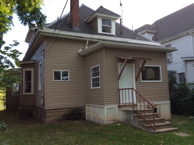 Building Photo - Large 7 bedroom, 2 bath home.
