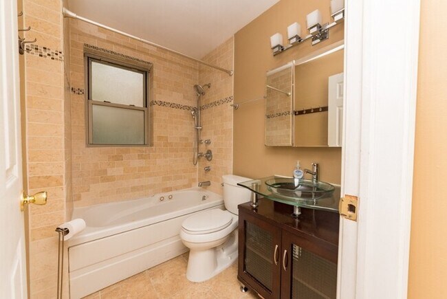 Foto del edificio - 4949 N Wolcott Ave