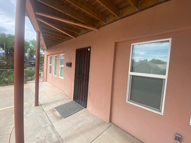 Foto del edificio - 444 E Montezuma Ave