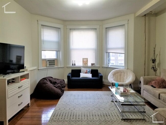 Building Photo - HUGE 3 BED 1.5BATH IN BROOKLINE!!!