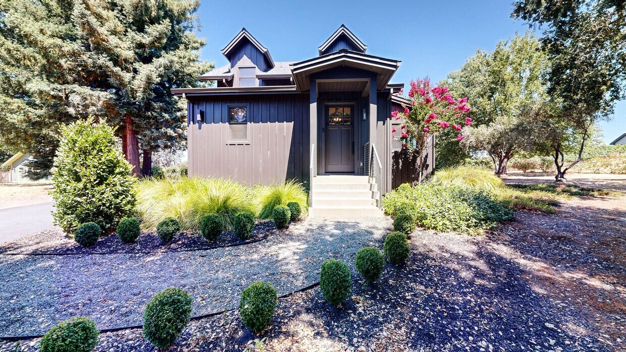 Primary Photo - Luxury 3 Bedroom 2.5 Bath with 2 Car Garag...
