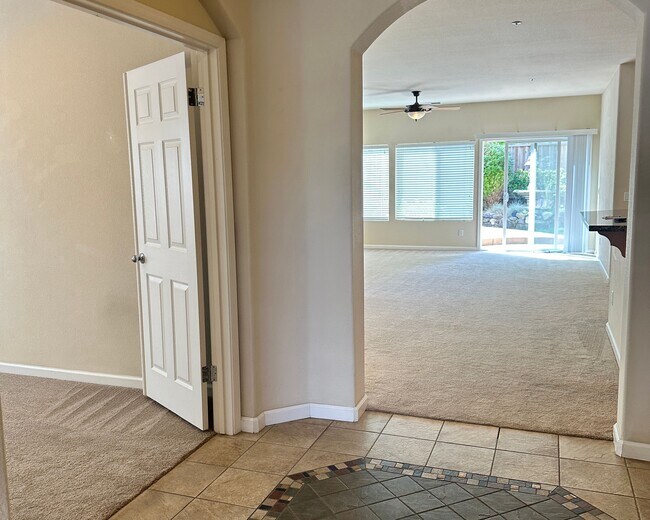 Building Photo - 115 Primrose Ln