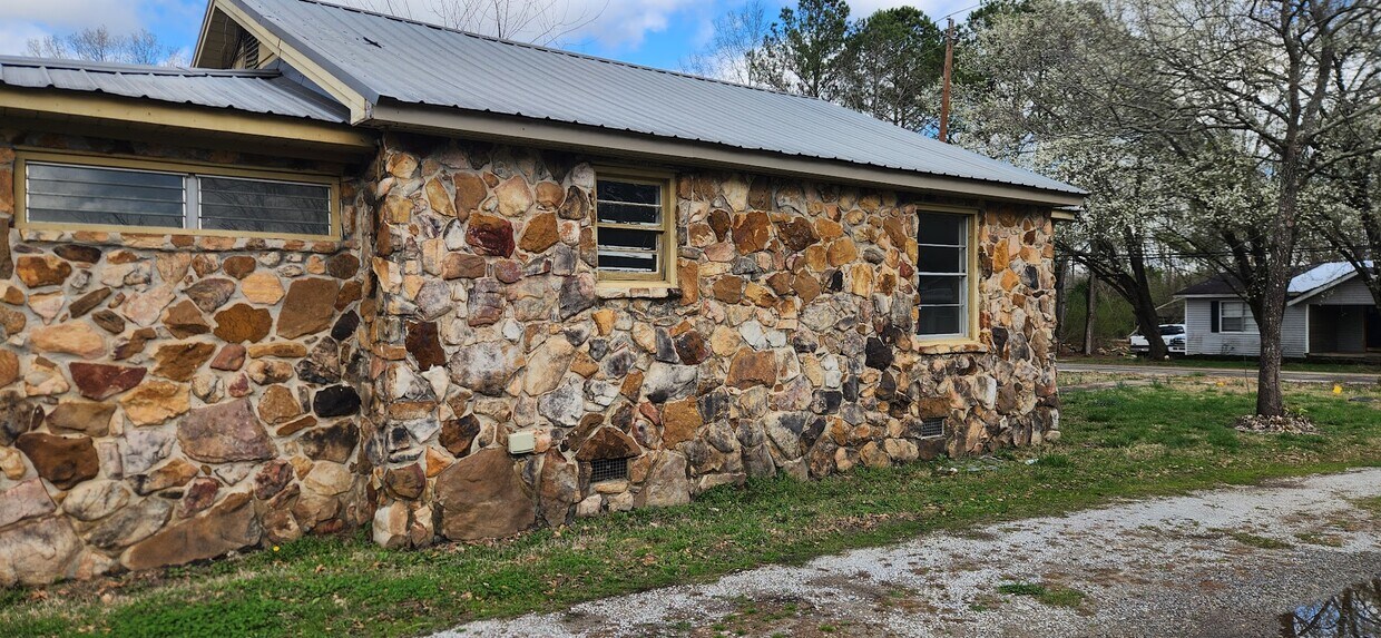Building Photo - 1835 Eastside Dr