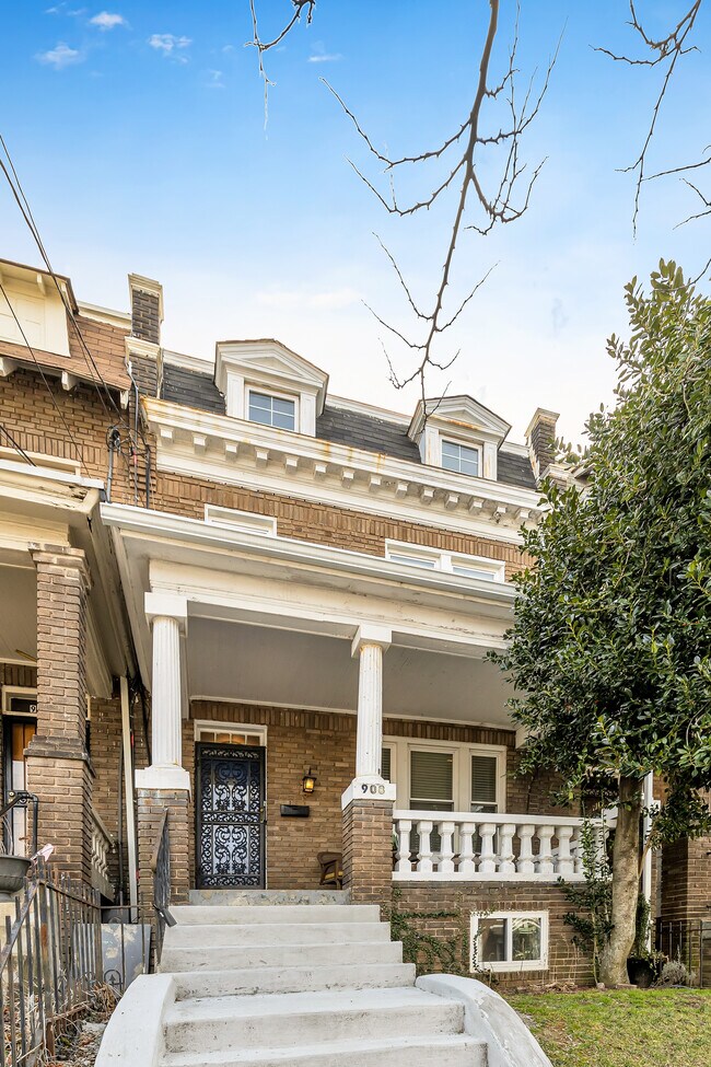 Foto del edificio - 908 Farragut St NW
