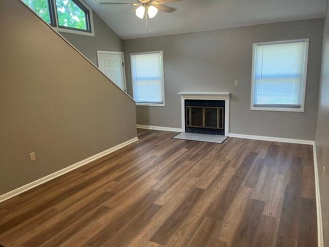Building Photo - Lakeview Apartments: 3 BR 2BA