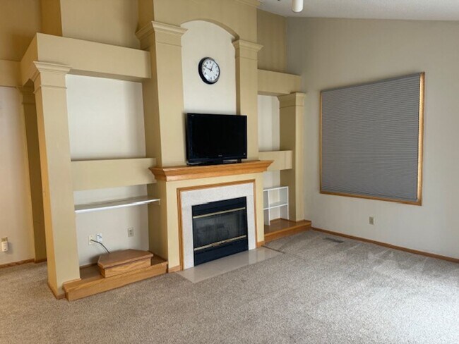 Foto del edificio - End Unit 2 Bed, 2 Full Bath, 2 Car Garage with Loft and Vaulted Ceilings