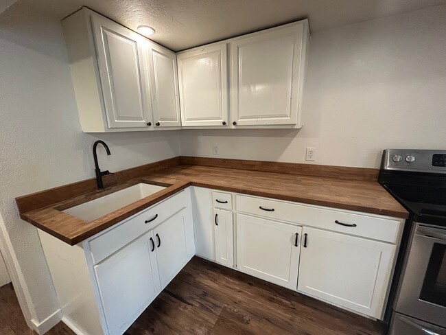 Building Photo - 7816 E Victory Rd