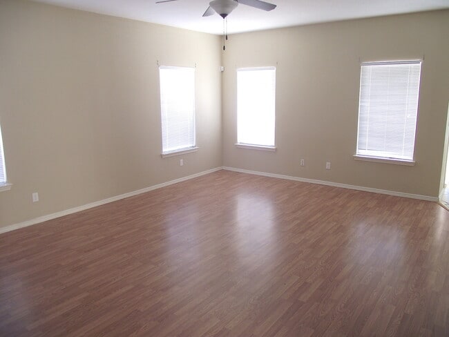 Building Photo - Sandstone Ranch Estates 4Bed/2.5bath Refri...