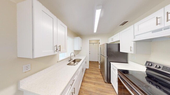 Foto del edificio - 2Br/ 1.5Ba Newly Renovated House - DELTONA...