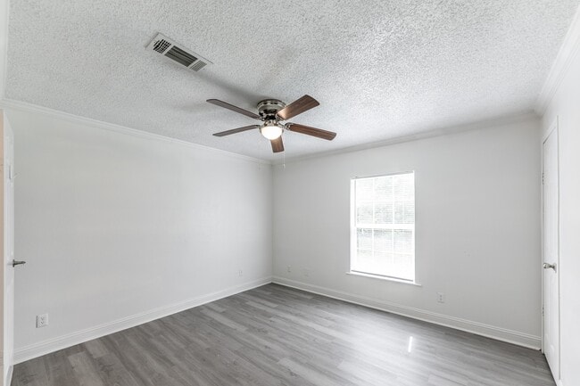 Building Photo - 114 Varsity Dr