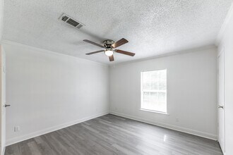 Building Photo - 142 Varsity Dr