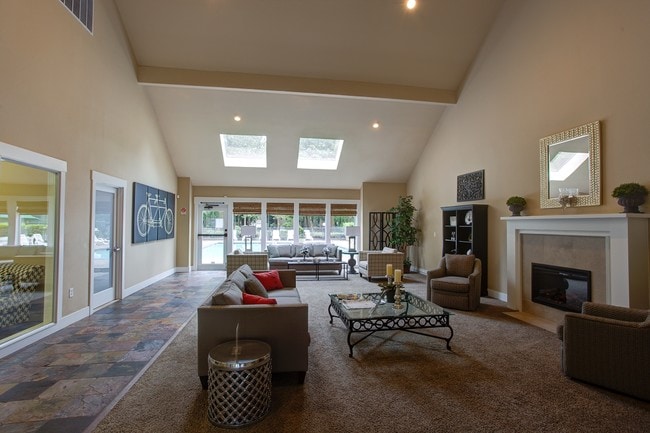 Building Photo - Commons at Creekside Apartments
