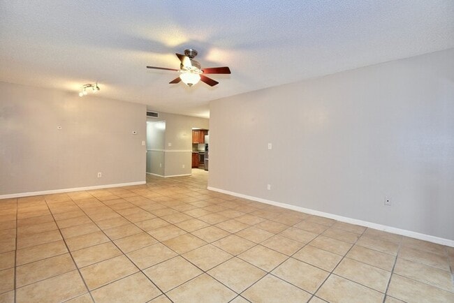 Building Photo - Beautiful 2/2.5 Spacious Condo with a Scre...