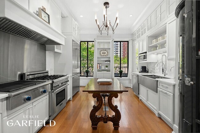 Photo - 320 E 55th St House