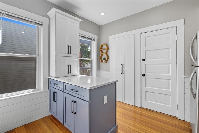 Foto del edificio - 663 Adams St