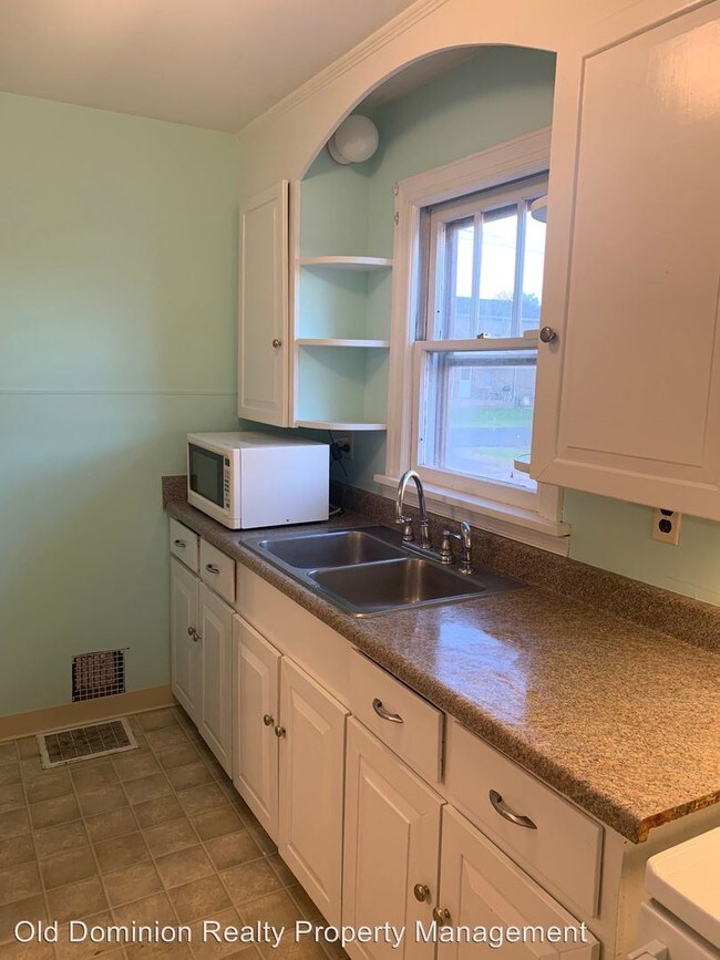 Foto del edificio - 3 br, 1 bath House - 297 Center Street