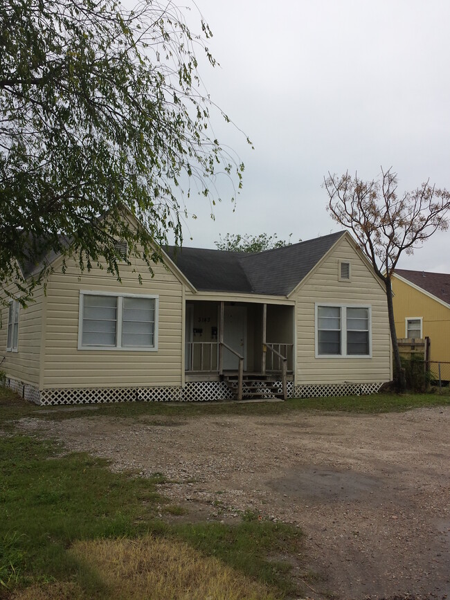 Building Photo - 3143 Magnolia, Unit b,