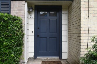 Building Photo - 10018 Knoboak Dr Building Photo - 10018 Knoboak Dr