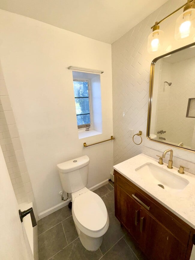 Foto del edificio - 1316 East 100th Street