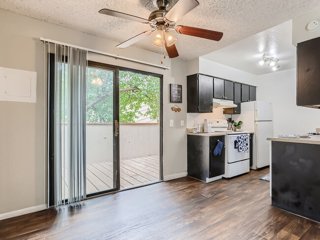 Cocina y comedor con luz - Meadow Lark Apartments