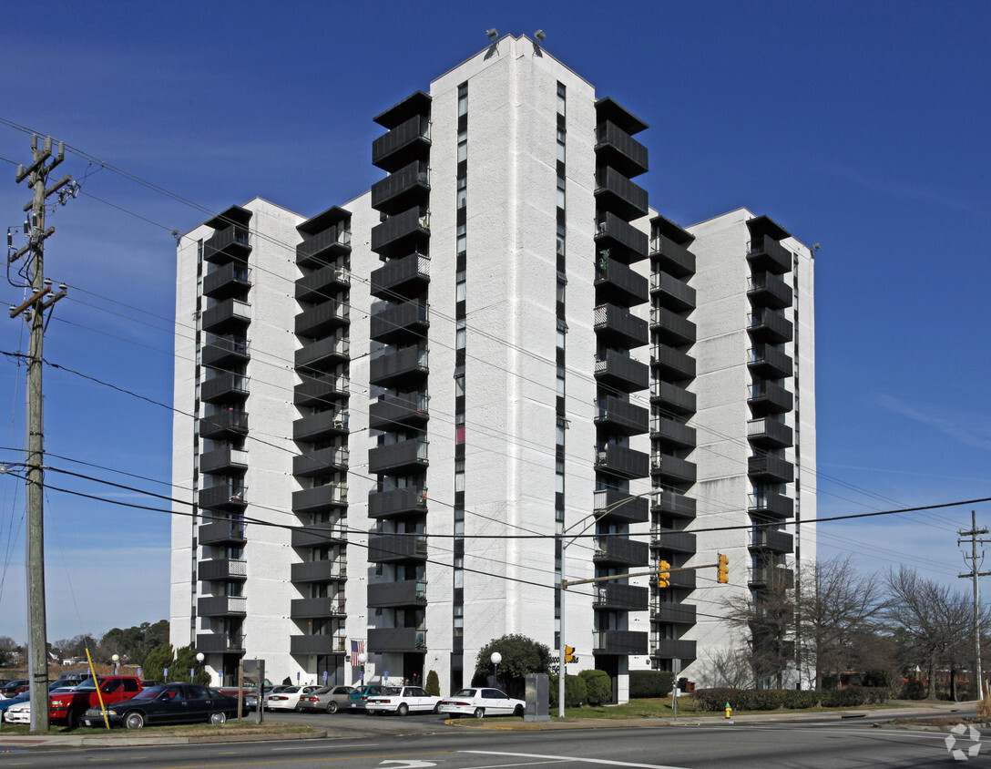 Primary Photo - Lakewood Plaza Apts