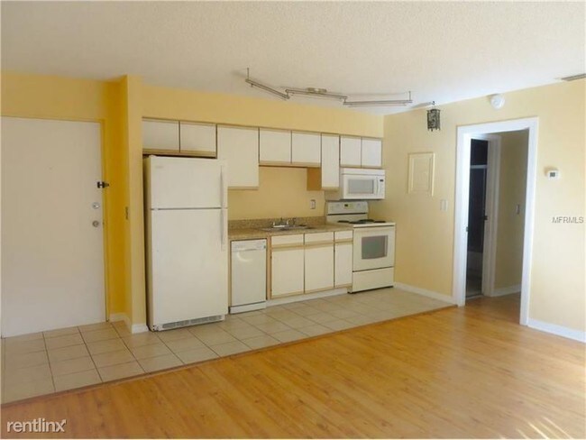 Foto del edificio - 2701 Hidden Lake Dr N