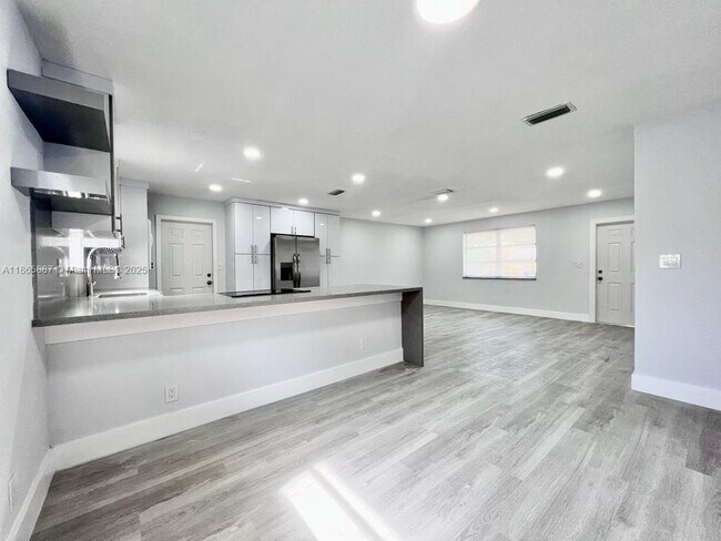 Building Photo - North 24th Avenue, Hollywood, FL 33020 - 2...