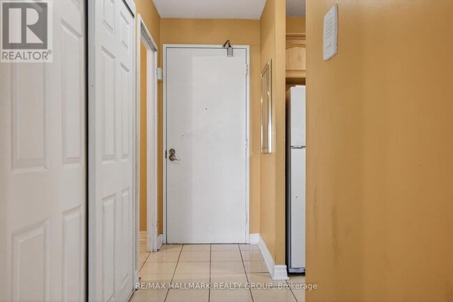 Photo du bâtiment - 1380 Prince of Wales Dr