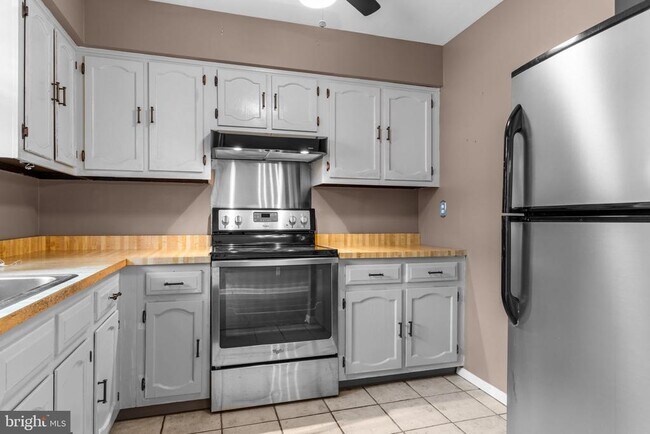 Building Photo - 435 N Mt Vernon Cir