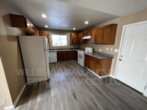 Building Photo - 1625 Court Dr