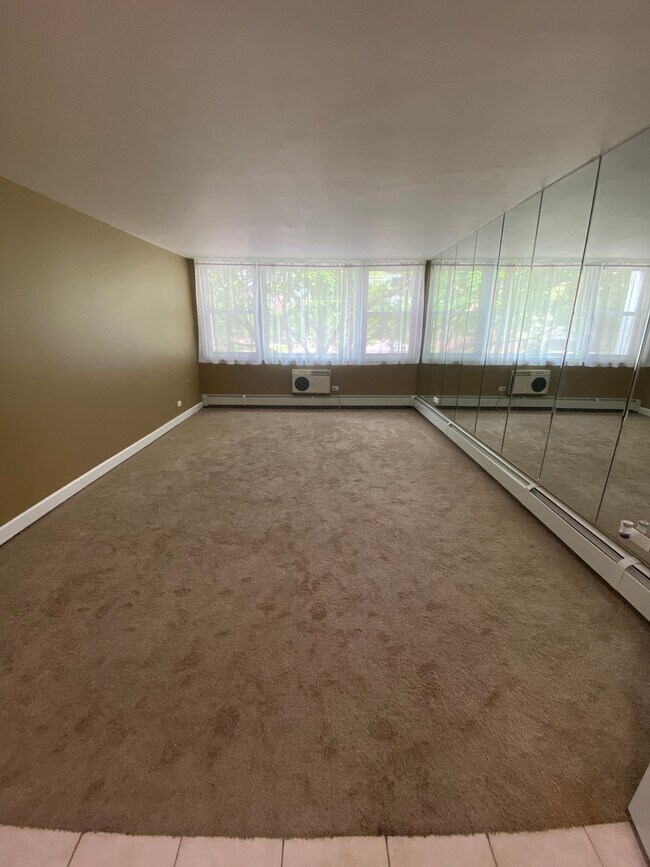 Foto del edificio - 5975 N Odell Ave