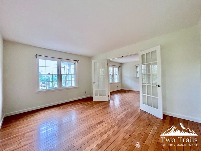 Building Photo - CHARMING 2/1.5 NEAR DOWNTOWN - WALKING DISTANCE TO PARDEE