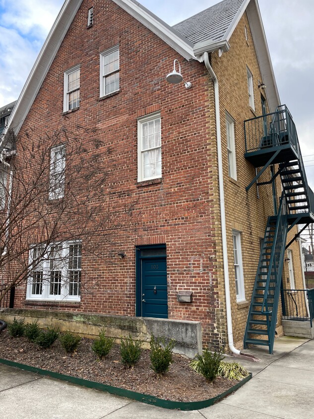 Foto principal - 102 W 2nd Ave