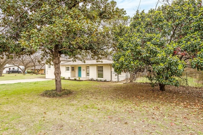 Building Photo - Fully Remodeled 3 Bed, 2 Bath Home in River Oaks w/ Basement- 76114