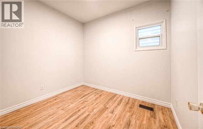 Photo du bâtiment - 93 Water St S