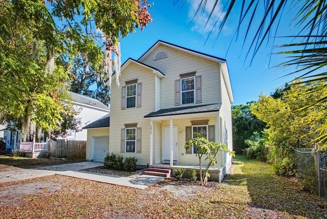 Building Photo - 1217 Clock St