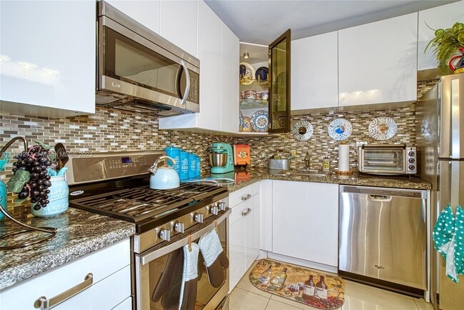 Building Photo - 2030 S Ocean Dr