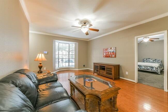Building Photo - 2255 Braeswood Park Dr