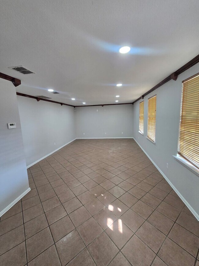 Foto del edificio - 4 Bedroom / 2.5 Bath / 2 Car Garage