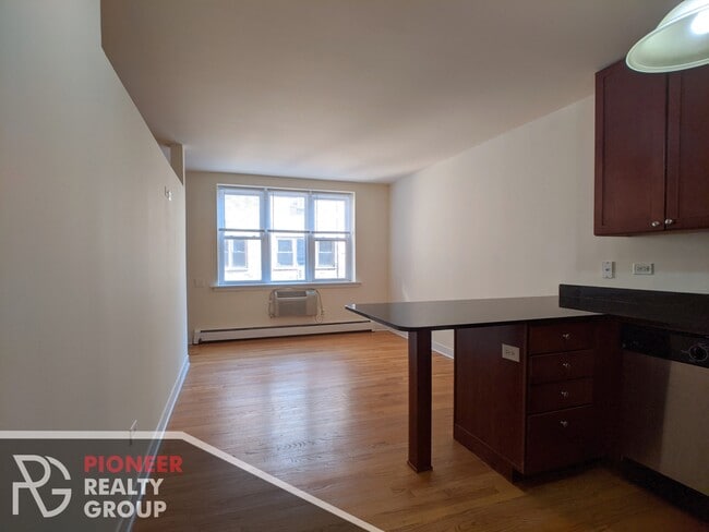 Building Photo - 630 W Wrightwood