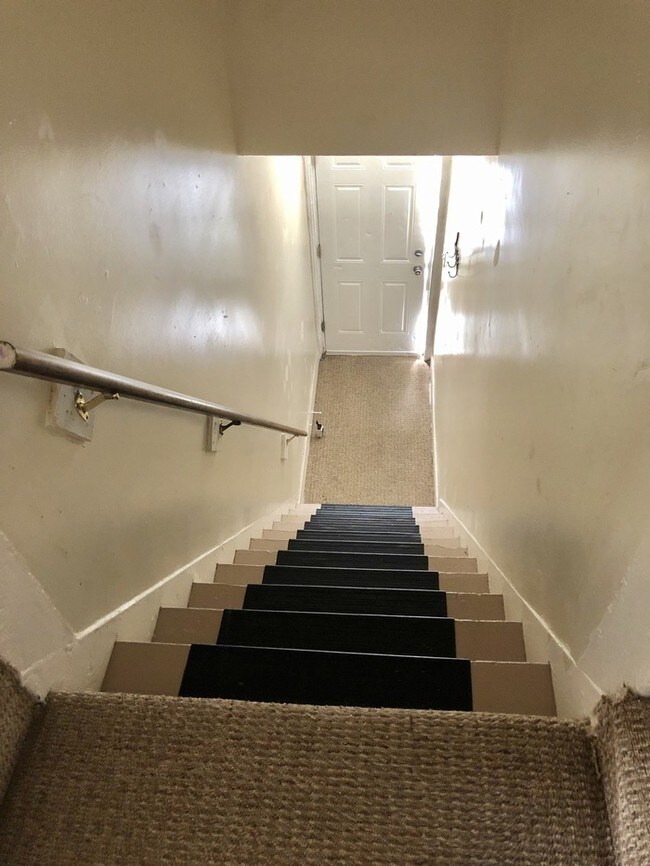 Building Photo - German Village Apartment in Four Family!