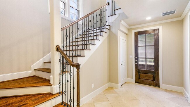 Building Photo - Townhome walking distance from Farmer's Ma...