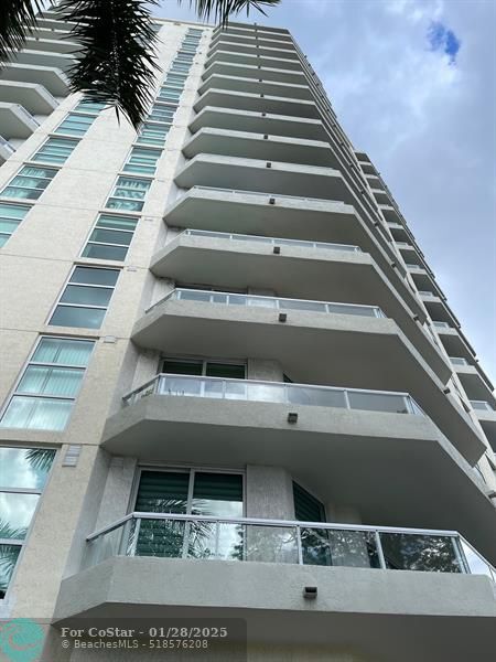 Building Photo - 401 SW 4th Ave