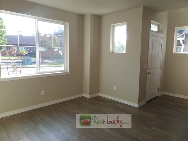 Building Photo - GORGEOUS!! Newer 3 Bedroom Home w/2-Car Ga...