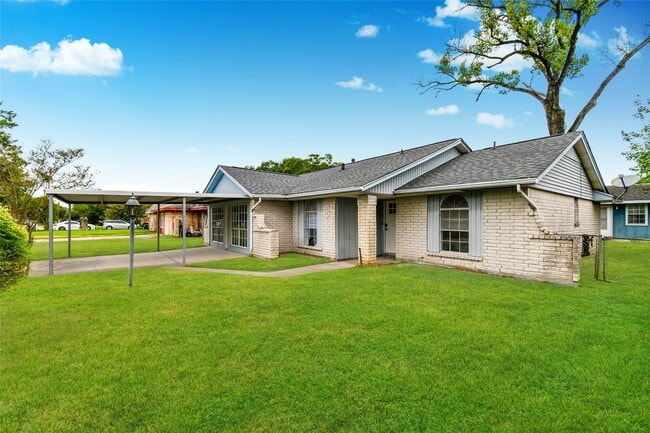 Foto del edificio - 7210 Lumber Jack Dr