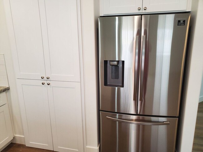Building Photo - CHECK OUT THIS DARLING 3 BED + Additional office space, 2.5 BATH TOWNHOME IN SUGAR CITY--INTERNET...
