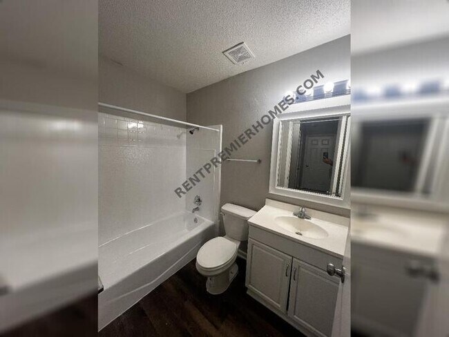 Foto del edificio - 8702 Oakhaven Dr