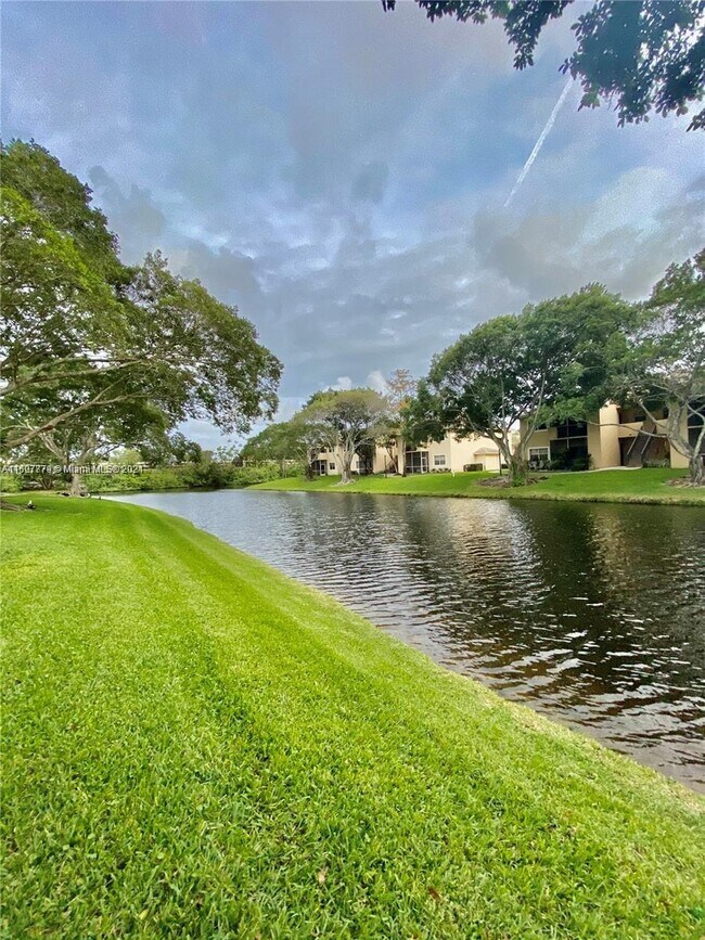 Foto del edificio - 640 Cypress Club Way