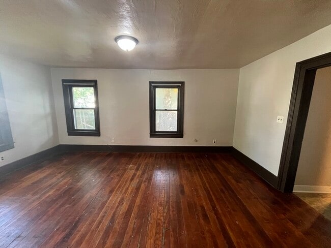 Building Photo - Upgraded 3 Bed 1 Bath Home off Oak Ave For...